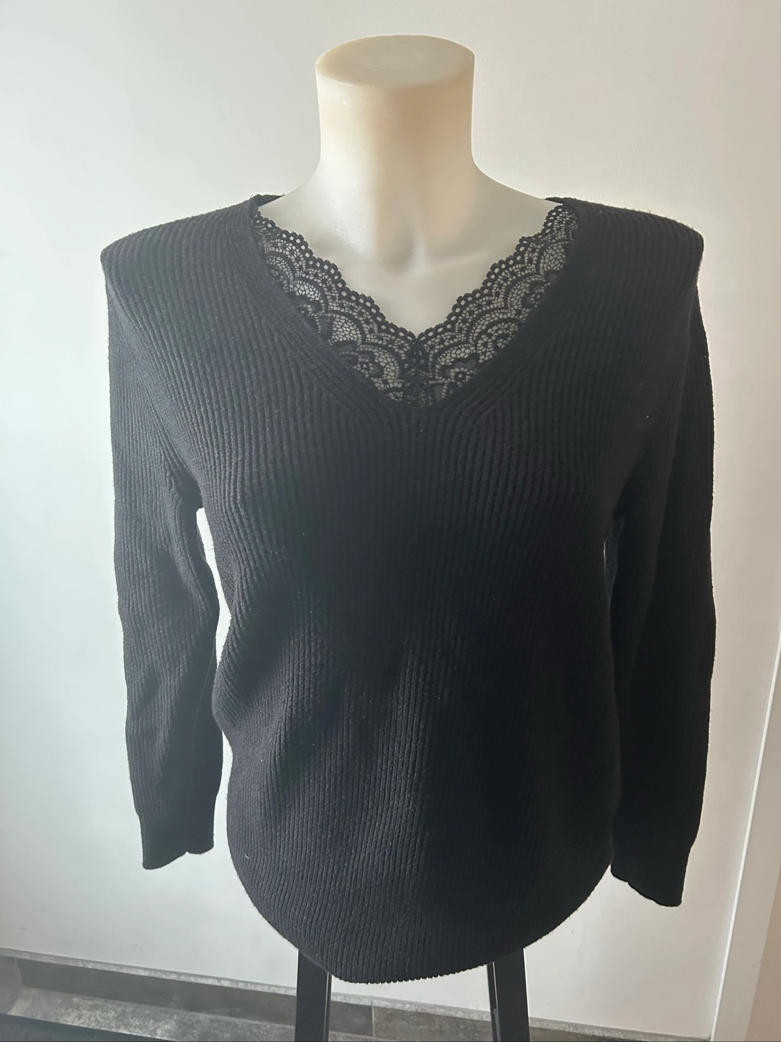 Pull col dentelle 